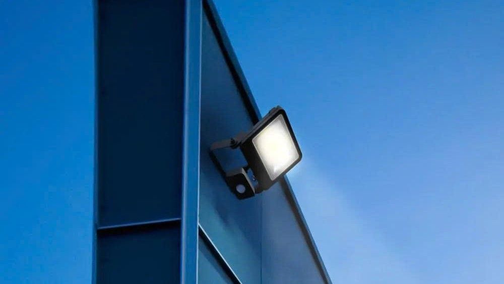 Lưu Ý Khi Chọn & Sử Dụng Đèn Pha LED Ngoài Trời