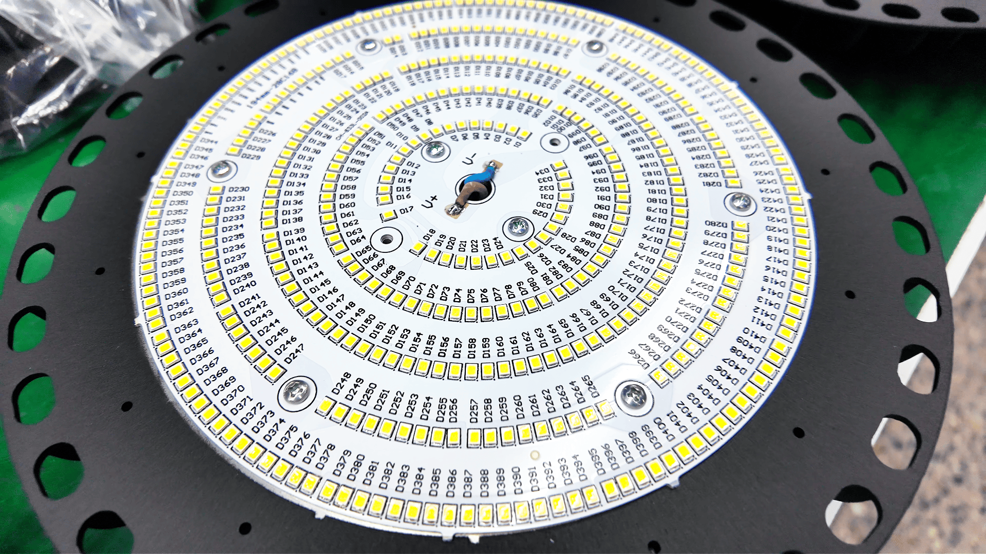 Các Loại Chip LED Dùng Cho Nhà Xưởng: Nên Chọn Loại Nào Để Đạt Hiệu Suất Cao?