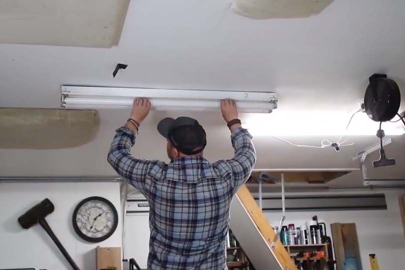 Đổi Đèn Huỳnh Quang Sang LED: Không Chỉ Thay Bóng Là Xong